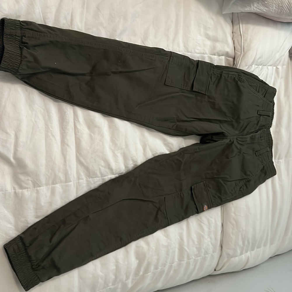 Nice pair of Dickies CARGO pants. Worn once or twice & in great condition.